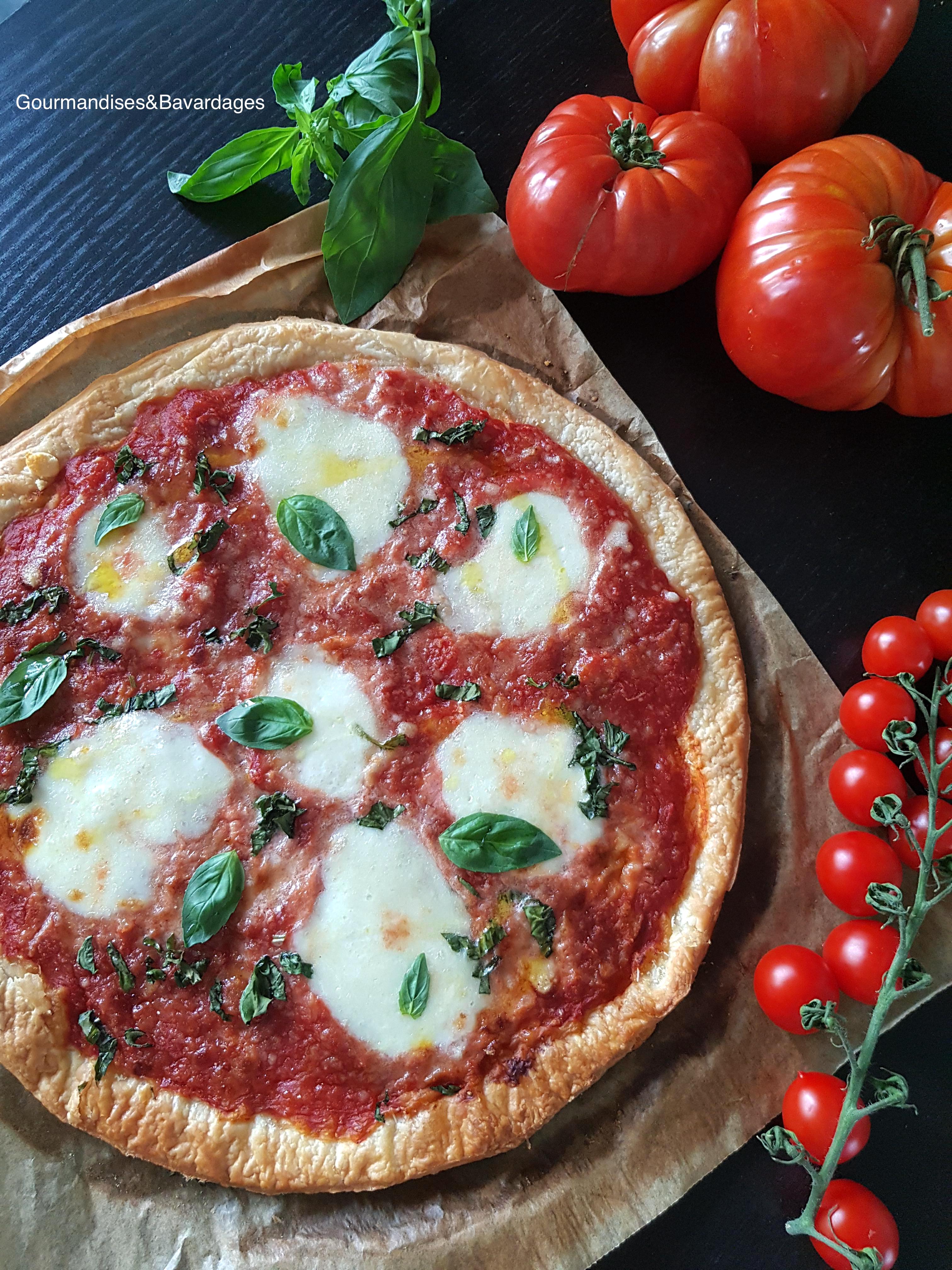 Tarte feuilletée à la tomate, mozzarella & basilic